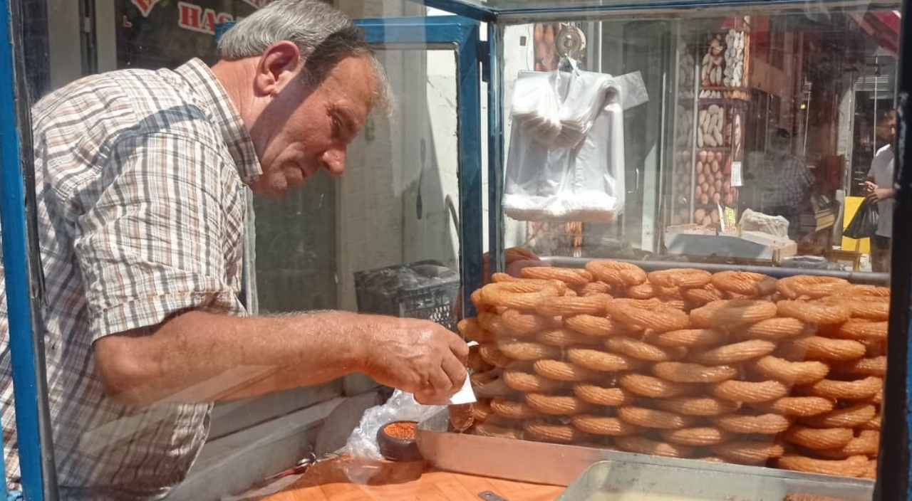 Yarım asırdır pedal çevirerek tatlı satıyor